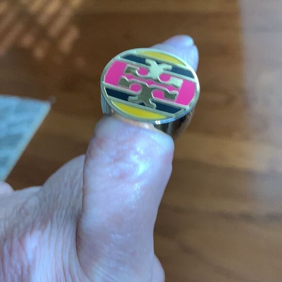 Chunky goldtone Size 8.5 costume ring.  Definitely a statement piece - Picture 2 of 9